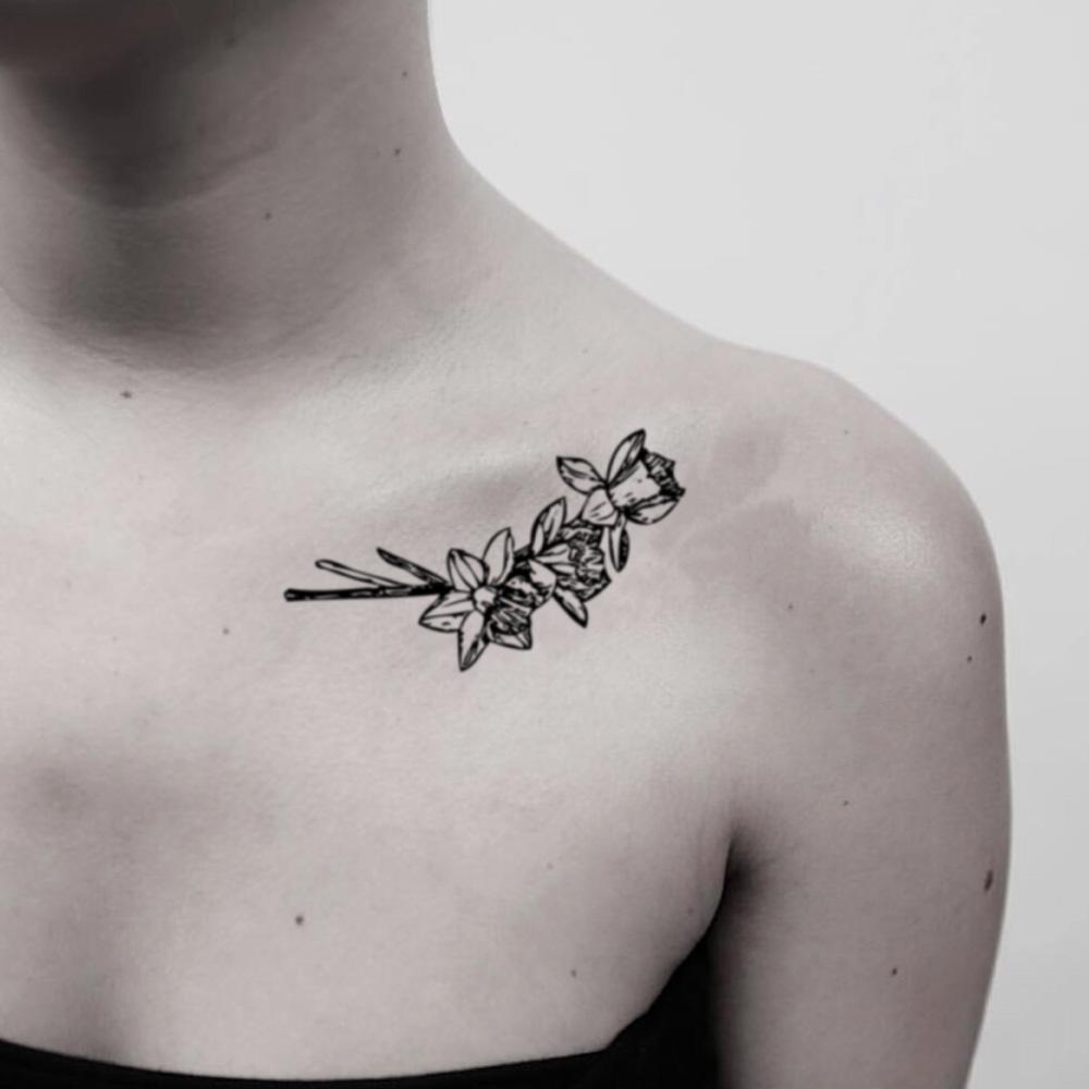 fake medium narcissus flower cluster temporary tattoo sticker design idea on shoulder