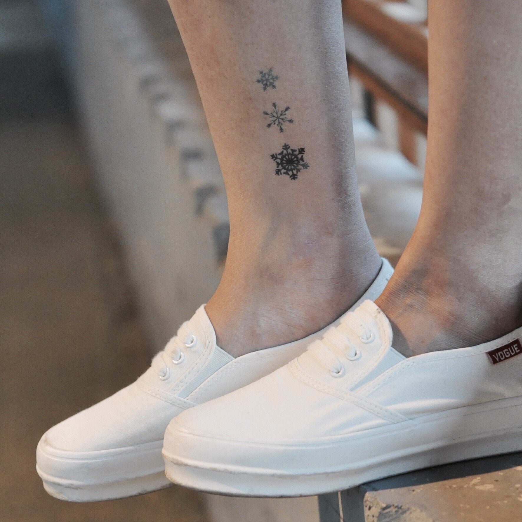 fake small blue snowflake color nature temporary tattoo sticker design idea on ankle