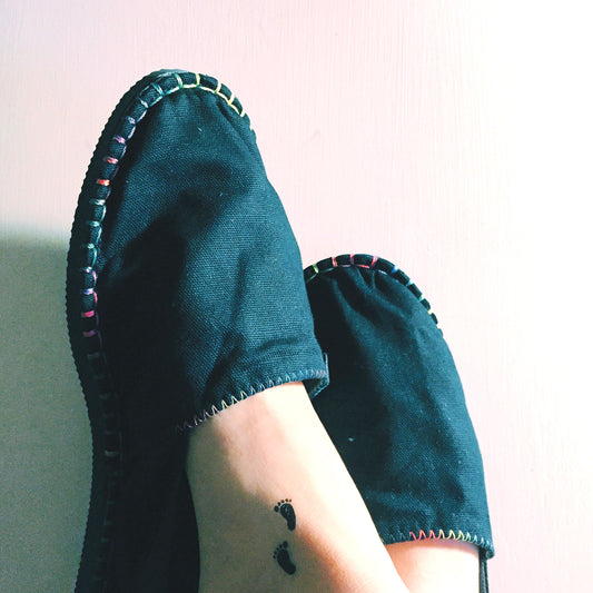 fake small footprint footsteps discreet girl feet minimalist temporary tattoo sticker design idea on ankle