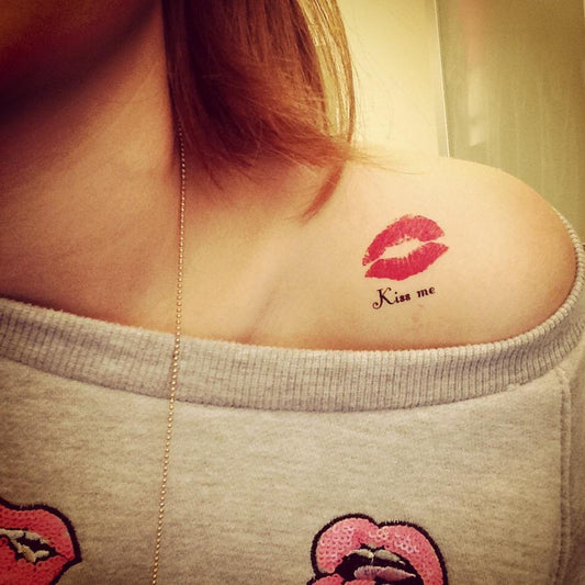 fake small sexy red lip kiss me mark beso color temporary tattoo sticker design idea on neck shoulder